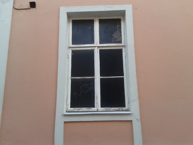 Fönster vid infarten till Alexandersgården i Lovisa.