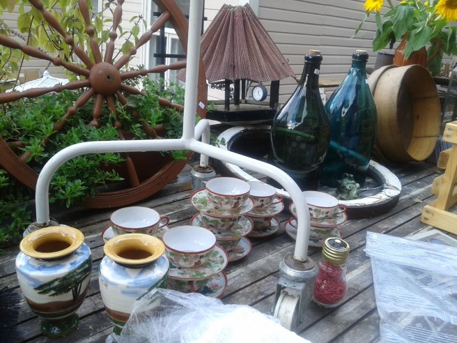 Får det lov att vara några gamla koppar, en lampa eller ett par gröna flaskor?