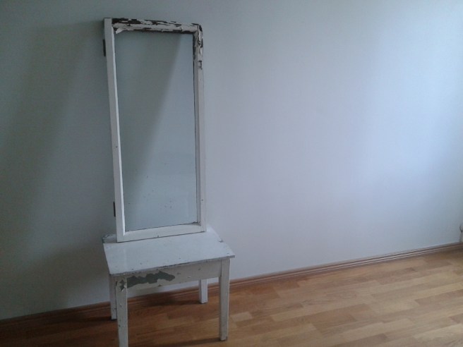 Gammalt fönster, gammalt bord.