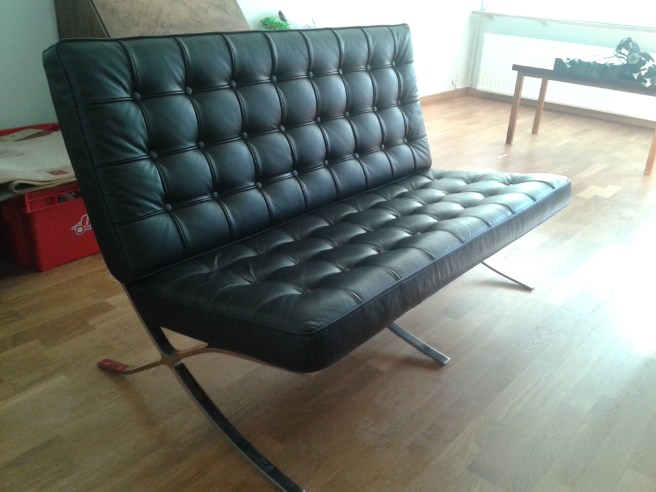 Jag är SÅ nöjd med min nya soffa, inköpt på loppis. Tänk att man där liksom bara kan snubbla över de mest fantastiska saker!