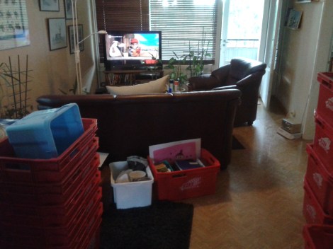 Lägg märke till radion som står på golvet invid väggen till höger :-)