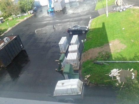 Gårdsplanen är nyasfalterad sedan en tid men ännu lite rörig.