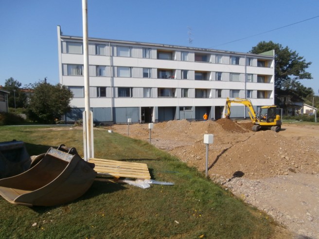 Min lägenhet ligger högst uppe till vänster. Sovrumsfönstret är det större, köksfönstret det mindre.