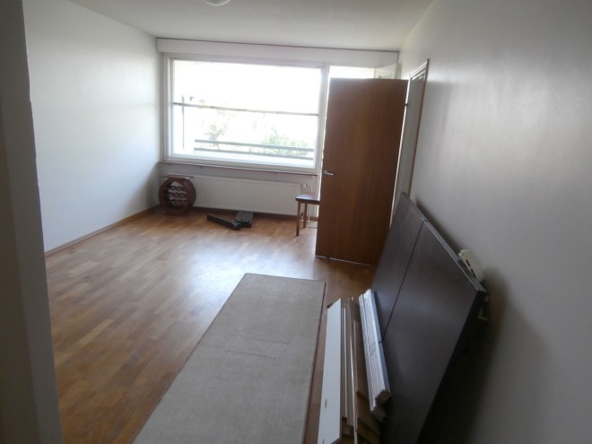 Skivan som ska bli mitt matsalsbord står lutat mot väggen. Det som lutar mot bordsskivan har med renoveringen att göra :-)