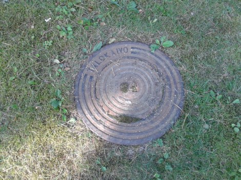 Locket finns snett nedanför vår balkong på åsen där jag ännu bor den här månaden. Tänk att jag inte sett det på tio år :-)