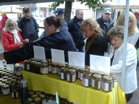 En delegation från Viborg smakar på olika sorter av honung.