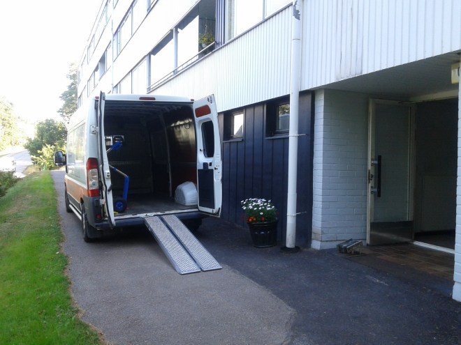 Flyttbilen anlände punktligt klockan tio.