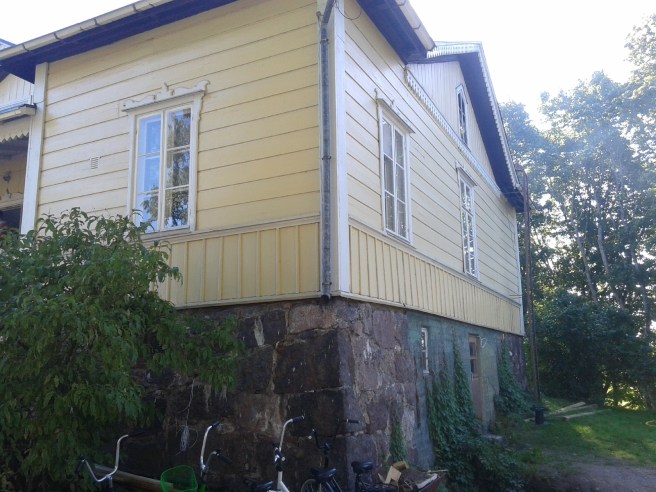 Ena kortändan av Villa Kuhlefelt. Imponerande stenfot inte sant?