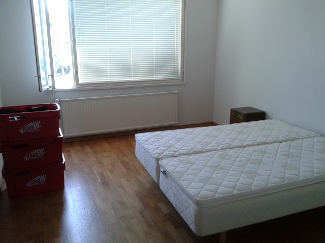 Och ni som följt min blogg vet att sängen ska stå mitt på golvet, inte med någon ända fast i väggen.