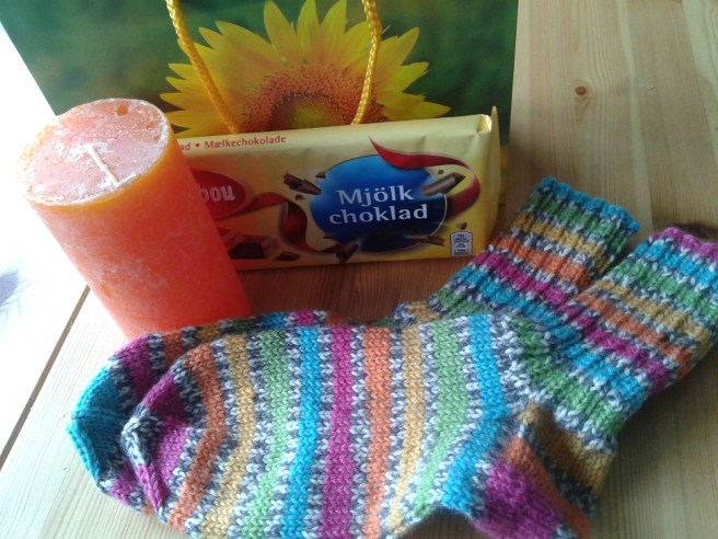 Varma strumpor, choklad och ett ljus.