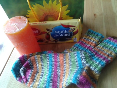 Varma strumpor, choklad och ett ljus.