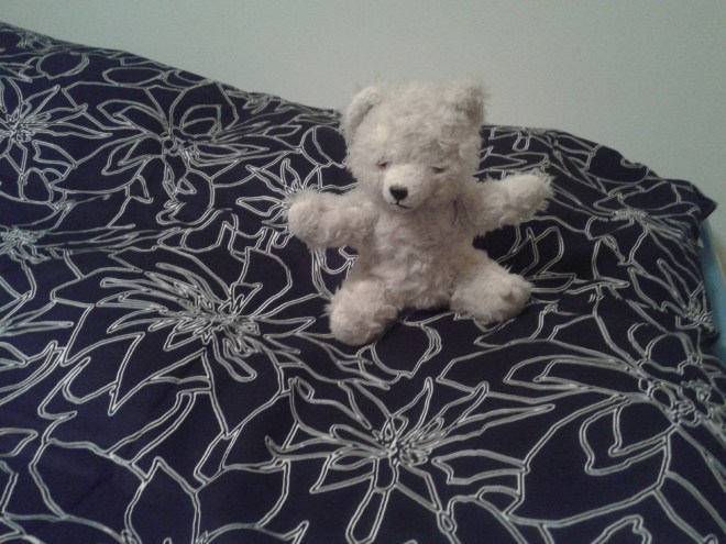 Min goda vän Nalle, som jag fick då jag var fyra år, inspekterar sängen och ger bästa betyg för den.