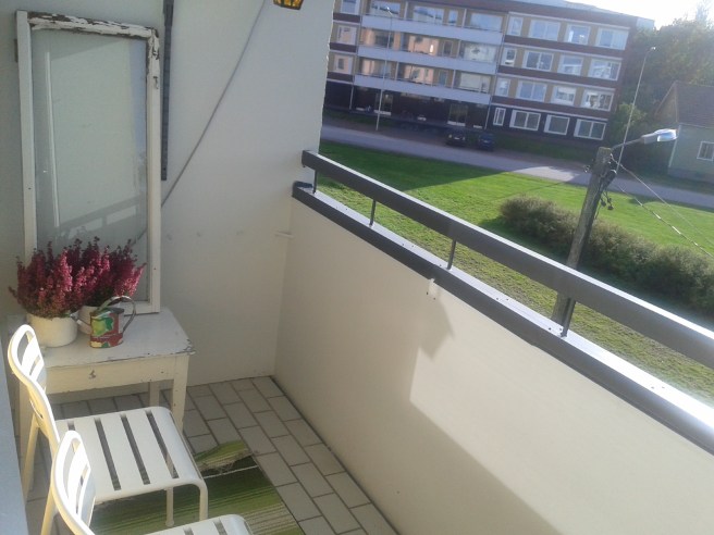 Lagom varmt på balkongen så här års. Antar att det är stekhett på sommaren :-)