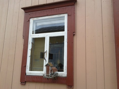 Ett av fönstren som vetter mot Tvärgränd.