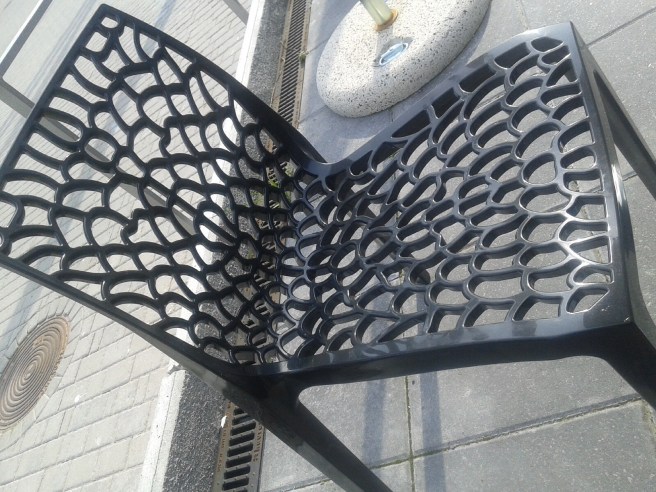 En stol på uteserveringen vid Konstfabriken.