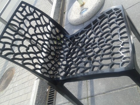 En stol på uteserveringen vid Konstfabriken.