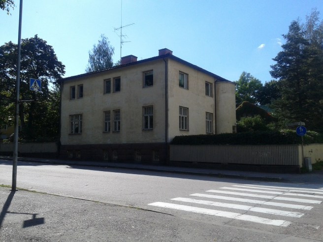 Vackert hus bland flervåningshusen på Drottninggatan.