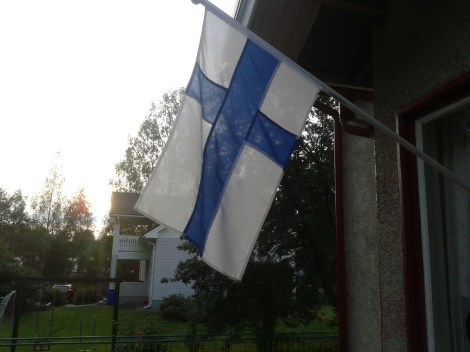 Kvällssol och vacker finsk flagga.