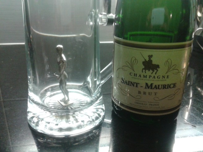 Gubbe i ena glaset och bubbel i det andra.