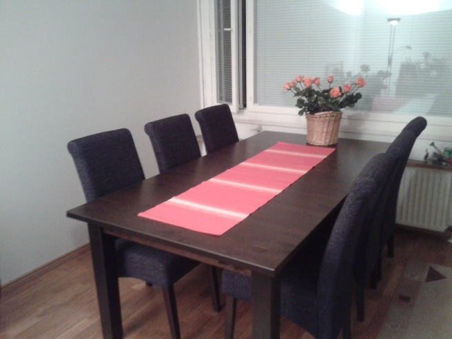Matsalsbordet kan med tilläggsskiva göras ännu större, men jag tycker det är alldeles tillräckligt stort redan.