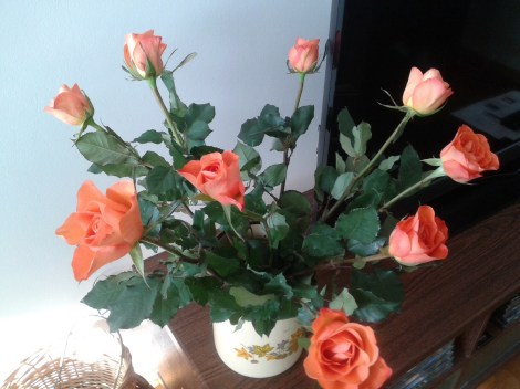 Buketten med rosor i närbild.