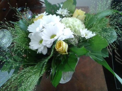 Köpte den här buketten åt mig själv bara för att jag tyckte den var fin. Vill gärna ha fräscha blommor i bostaden så länge jag tycker jag har råd med den vardagslyxen.