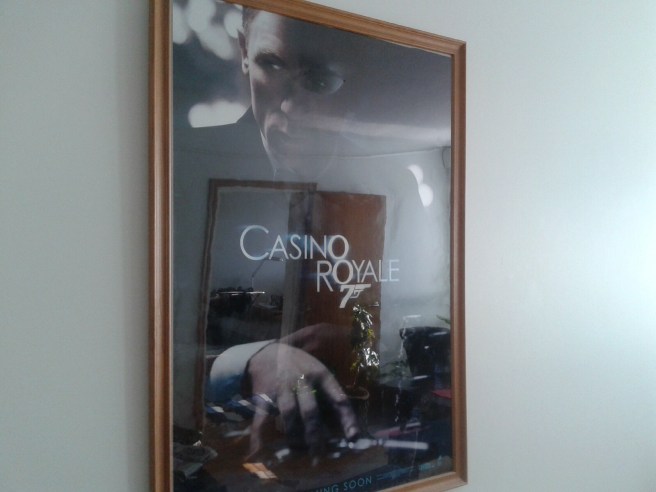 Genast då du stiger in i min hall möter du hans blick från väggen bakom min soffa.