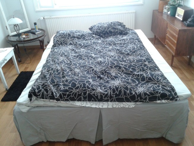 Äntligen står sängen mitt i rummet.