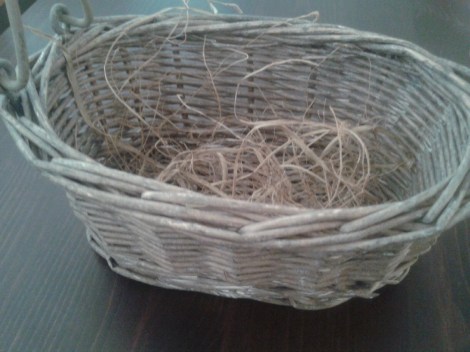 En liten korg som ska få något bra innehåll.