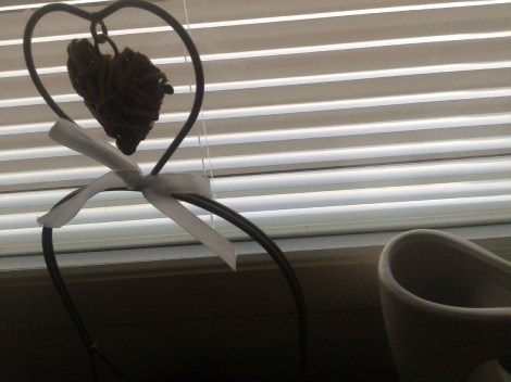 Metall, korgmaterial, glas, keramik, svart, vitt, olika nyanser av brunt.