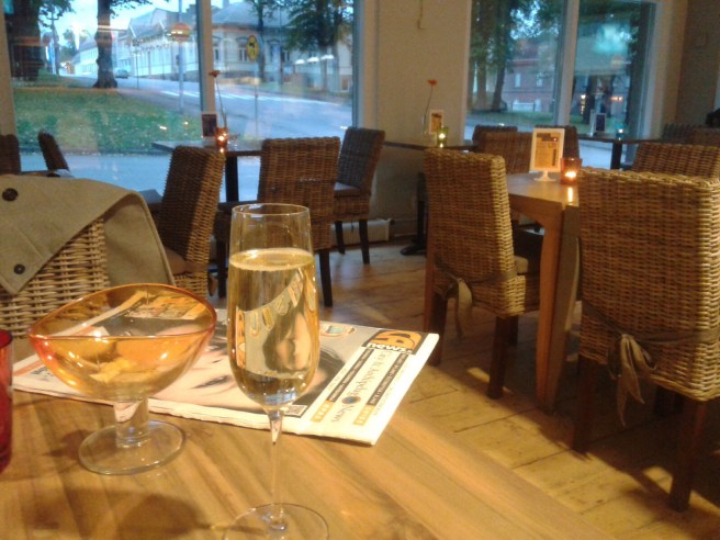 Efter jobbet på fredag kväll gick en kollega och jag till Hotel Degerbys bar.