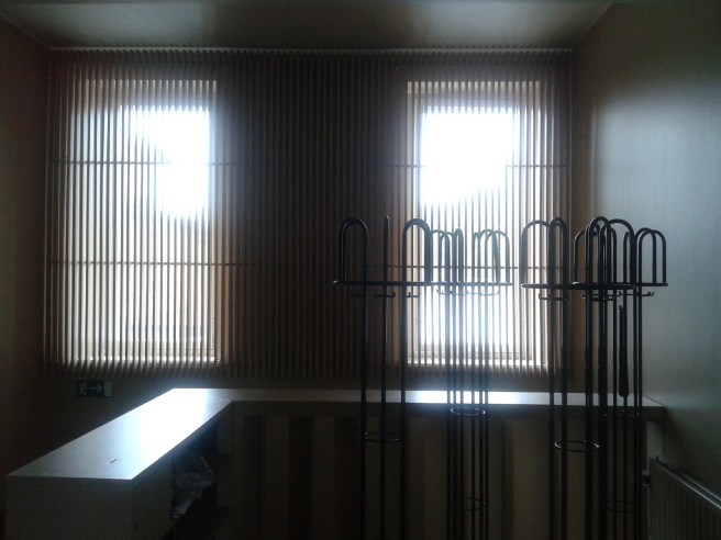 En hall med plats för kläder i kulturhuset Grand i Borgå.