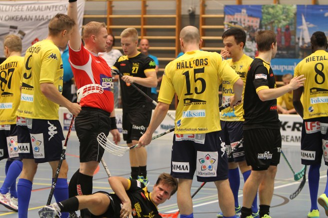 Här är det jag som bestämmer, säger mannen i röd blus. Alla i Tor får utvisning. Ni får inte vara dumma mot dom i svarta kläder!