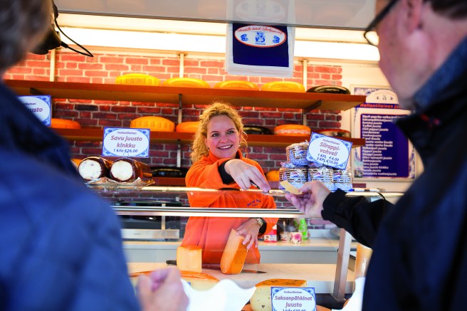 Iris Spoolder från Holland säljer ostar. Den två år gamla goudaosten är mångas favorit. Foto: Mariella Raevuori
