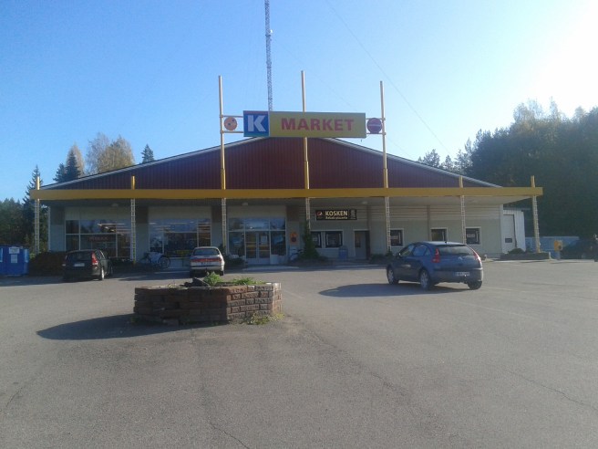 Kanske inte så vackert men ett fungerande centrum med butik, pizzeria, bank i annan byggnad osv.