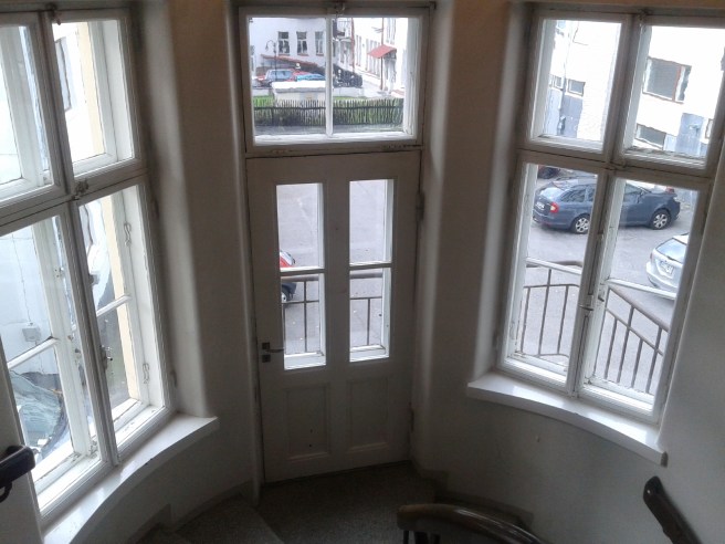 Här faller ljuset härligt in i den fina gamla trappuppgången.