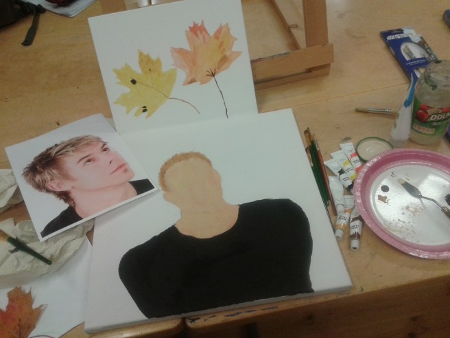 Började måla några höstlöv medan Adrians ansikte torkade.