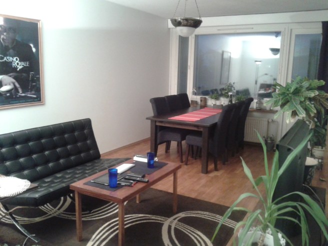 Finskans "olohuone" beskriver det här rummet bäst. Ett-rum-att-vara-i. Kallar det ibland sal, ibland vardagsrum.