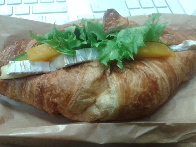 Croissant med brieost.