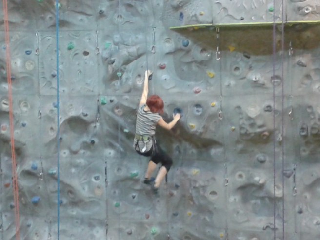 Mångsidig hall med bland annat klättervägg.