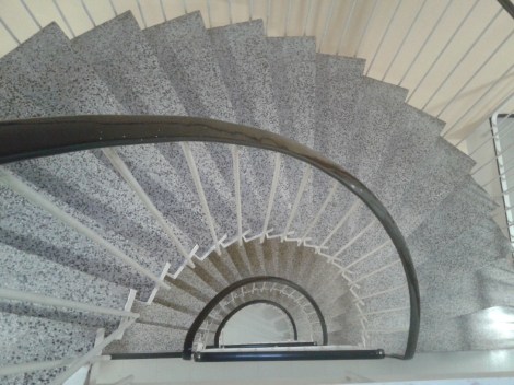 Trapphuset sett uppifrån tredje våningen.