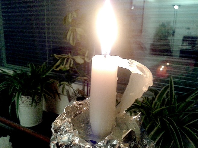 Så vackert, men vi ska vara försiktiga med våra levande ljus.