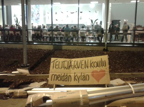 Demonstranterna har sökt sig in till salen men lämnat plakaten utanför. Foto: Carita Liljendahl