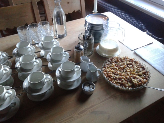 Och så blev vi bjudna på kaffe och en försvinnande god äppelpaj med vaniljsås.