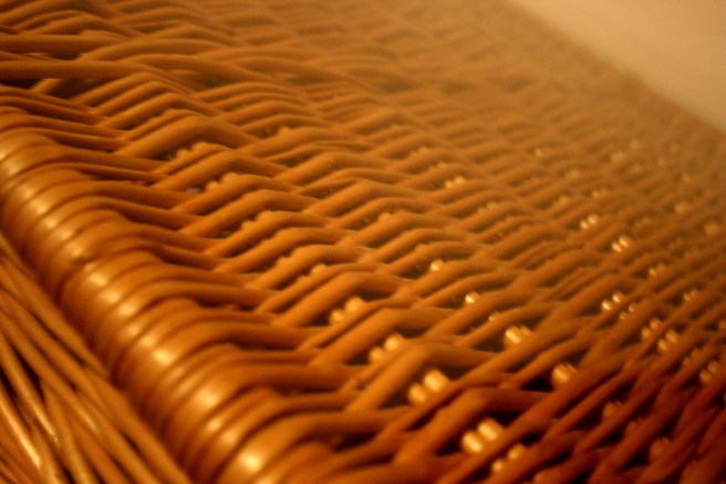 Ett bord som består av en stor korg och en skiva i glas.