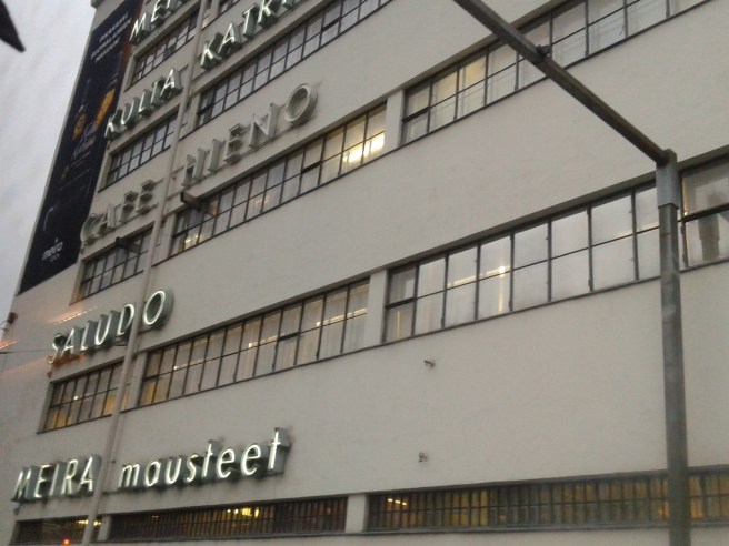 Här i korsningen av Aleksis Kivigatan och Sturegatan stannar bussen ALLTID, inte en chans att man skulle klara sig på grön våg genom den korsningen.