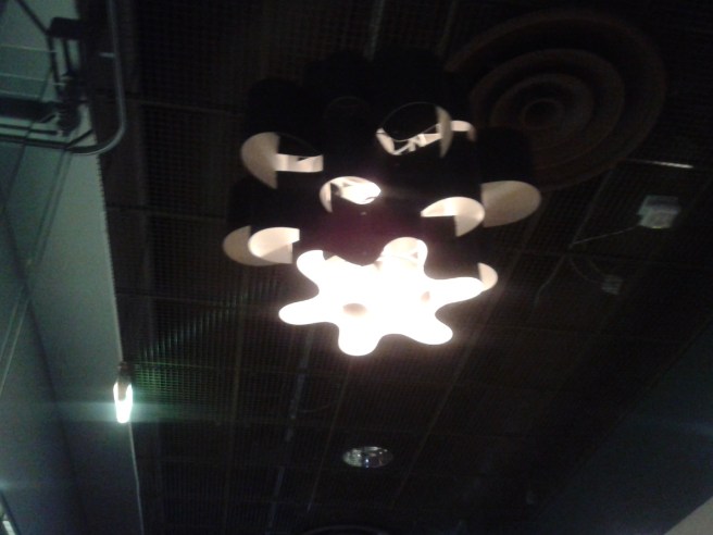 Lampan ovanför våra huvuden såg ut så här.