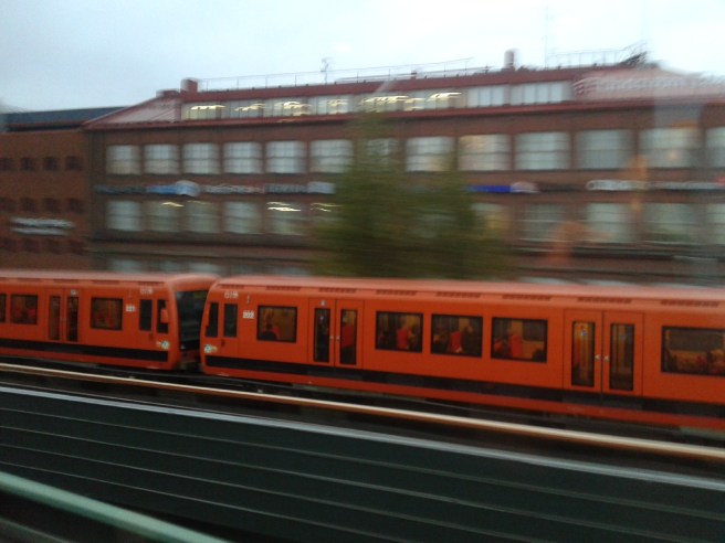 Metron kommer till Fiskhamen och jag är på väg mot Tågvägens hållplats.