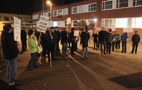 Elever, lärare, föräldrar och andra aktiva från Teutjärvi skola demonstrerar utanför fullmäktiges samlingsplats. Foto: Stefan Holmström/Östra Nyland