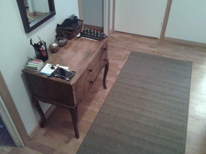 Äntligen ny matta i hallen.